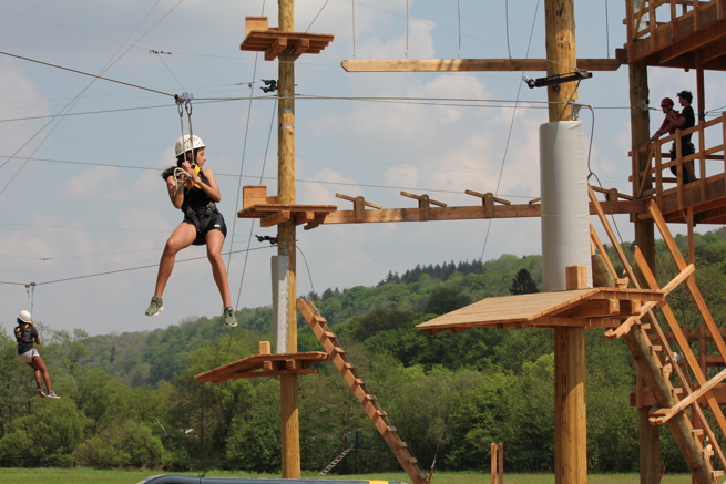 meisje zipt aan zipline bij klimpark Adventure City Rotterdam