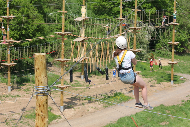 meisje zipt aan zipline bij klimpark Adventure City Rotterdam