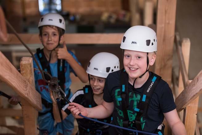 jongens hebben plezier met een kinderfeestje bij klimpark Adventure City Rotterdam