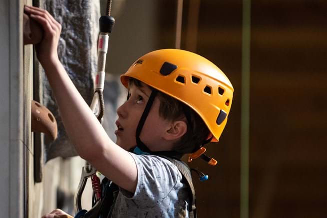 De klimwand bij Adventure City is dé activiteit voor stoere kinderfeestjes voor jongens