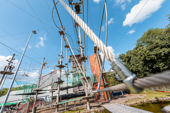 klimmen bij outdoor klimpark Adventure City Rotterdam